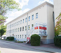 Außenansicht des Instituts für Transfusionsmedizin und Immunhämatologie mit Blutbank